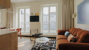Apartamento, 2 quartos | Área de estar | TV de tela plana 50 polegadas com canais via satélite, Netflix
