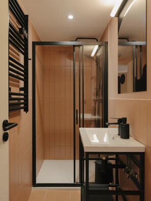Shower, hair dryer, towels, soap - Edgar Suites - Jules Ferry (Paris)
