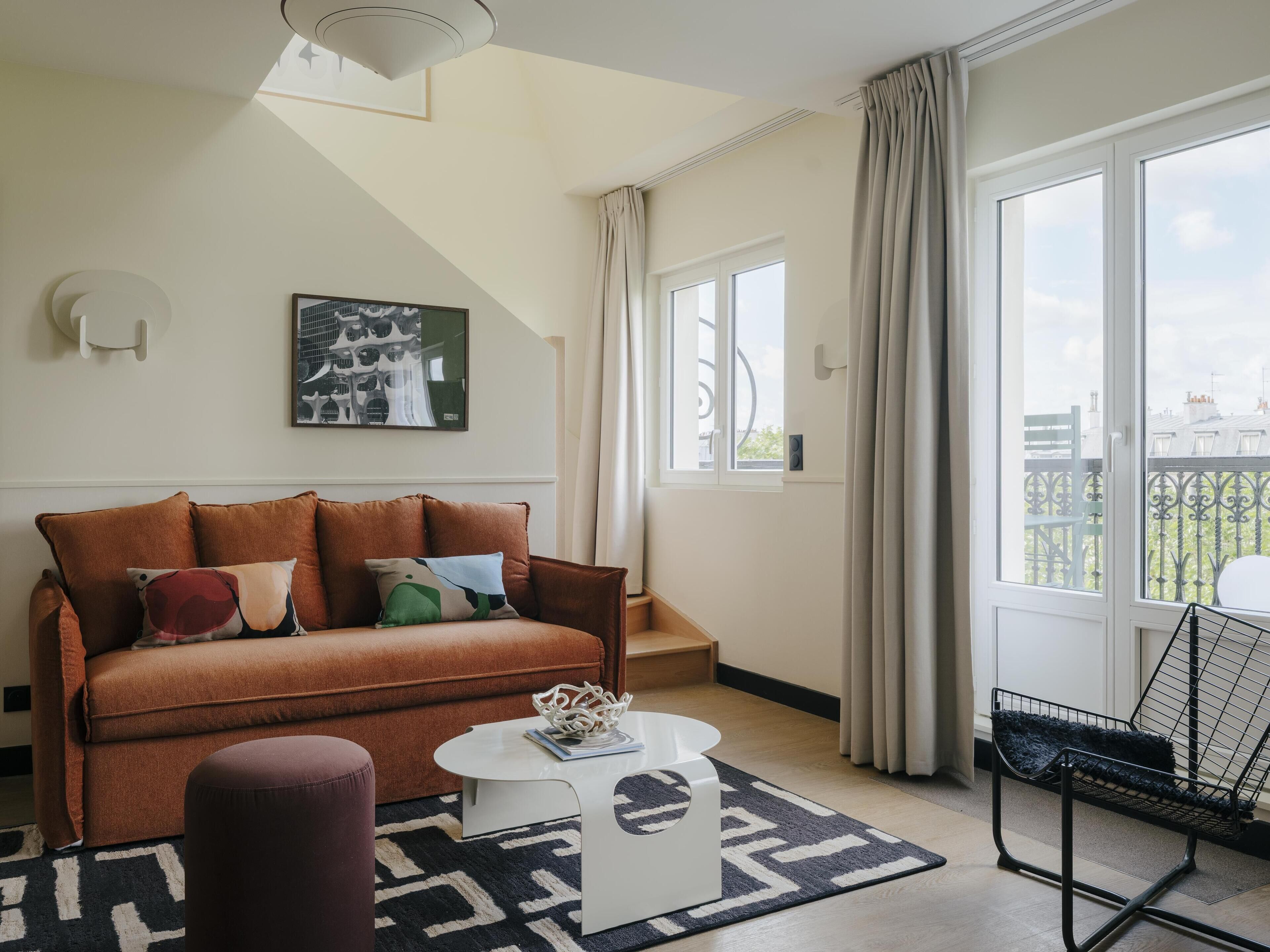 เครื่องนอนระดับพรีเมียม, ผ้าม่านกันแสง, ห้องเก็บเสียง, เตารีด/โต๊ะรีดผ้า
