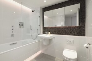 Shower, hair dryer, towels, soap - 2 Bed, 2 bathroom (A/C) 1 min from Regent Street (London)