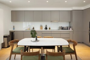 Dining - 2 Bed, 2 bathroom (A/C) 1 min from Regent Street (London)