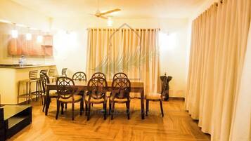 Villa, 5 Bedrooms, Accessible, Smoking | Dining room