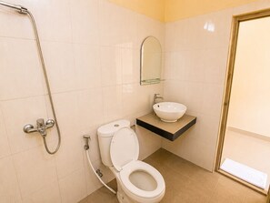 Shower, free toiletries, towels, soap - Hotel Lilis Cempaka Mas (Tabanan)