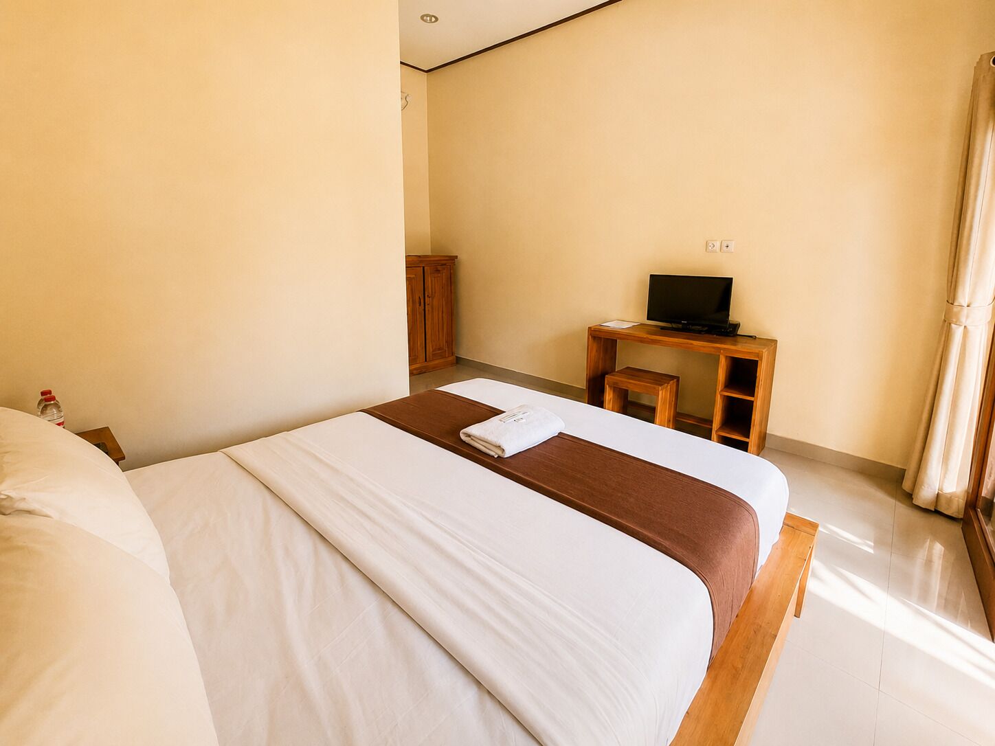 Quarto casal conforto, sacada, vista para o jardim | Escrivaninha