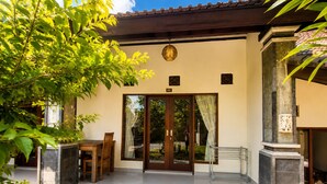 Comfort Double Room, Balcony, Garden View | Tempat makan luar