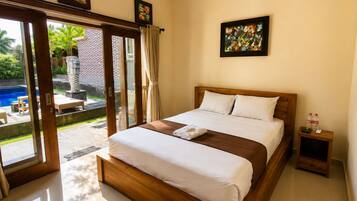 Kamar Double Comfort, balkon, pemandangan kebun | Meja kerja