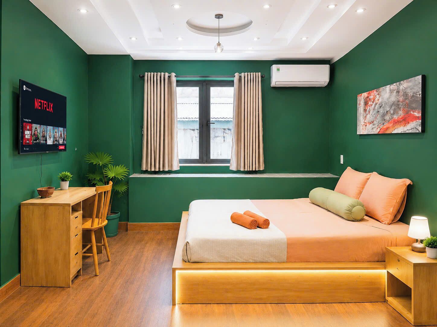 Une chambre d’hôtel moderne équipée d’un lit, d’un bureau, d’une chaise, d’une télévision et d’une fenêtre avec des rideaux.