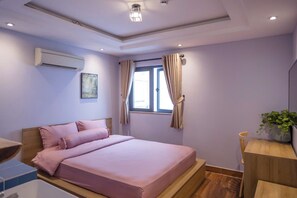 Studio Comfort - 1 queensize-säng | Skrivbord, mörkläggningsgardiner, strykjärn/strykbräda och gratis wi-fi
