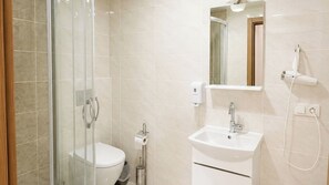 Economy Single Room | Bathroom | Free toiletries, hair dryer, towels, soap - Hotel Milano&SPA (İSTANBul)