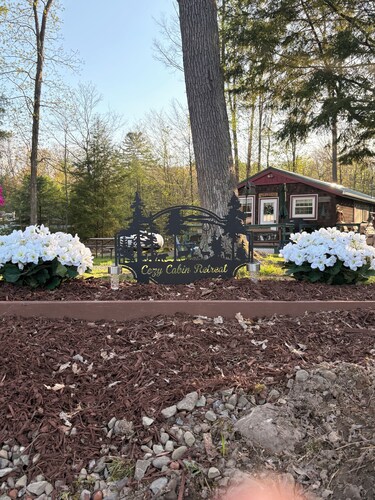 Cozy 2-bedroom cabin,sleeps 5, located on a private Ln,Close to Cooks Forest.