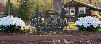 Cozy 2-bedroom cabin,sleeps 5, located on a private Ln,Close to Cooks Forest.