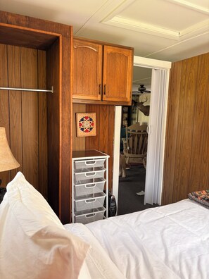 2 bedrooms, WiFi, bed sheets - Cozy 2-bedroom cabin,sleeps 5, located on a private Ln,Close to Cooks Forest. (Tionesta)