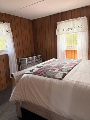 2 bedrooms, WiFi, bed sheets - Cozy 2-bedroom cabin,sleeps 5, located on a private Ln,Close to Cooks Forest. (Tionesta)