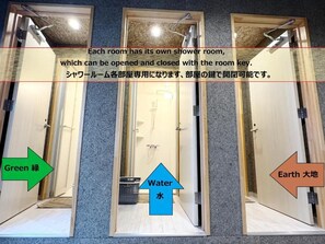 拖鞋、洗頭水、廁紙