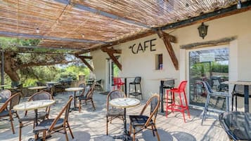 2 restaurants servant le déjeuner et le dîner