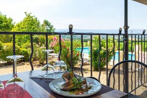 2 restaurants; lunch and dinner served  - Vilajoun (Joucas)