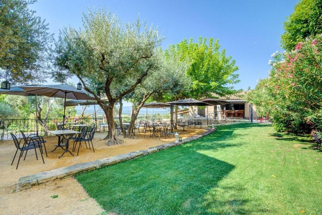 2 Restaurants; Mittagessen und Abendessen werden serviert