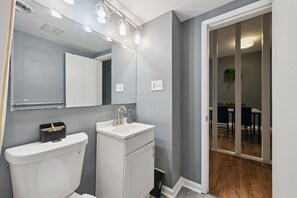 Ein Badezimmer mit Toilette, Waschbecken und Spiegel.
