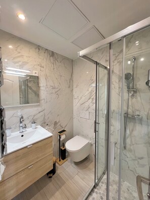 Douche, sèche-cheveux, serviettes fournies, savon