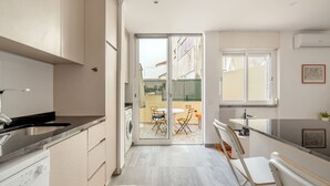 Eine moderne Küche mit Spülmaschine, Spüle und Essbereich mit Stühlen und Tisch.