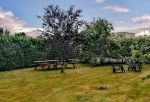 Outdoor dining - Bed and Breakfast 'Chambre Cozy' with Shared Terrace, Shared Garden and Wi-Fi (Rosult)