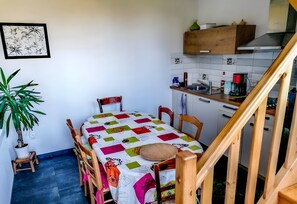 Dining - Bed and Breakfast 'Chambre Cozy' with Shared Terrace, Shared Garden and Wi-Fi (Rosult)