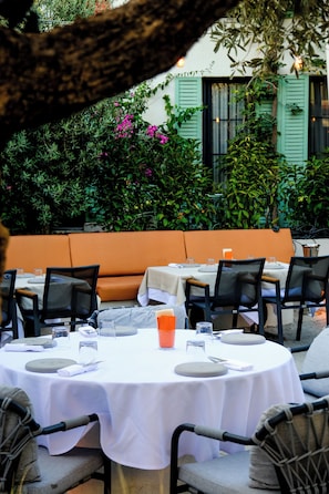 Petit déjeuner et dîner servis sur place