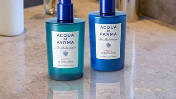 Dos botellas de jabón de baño Acqua di Parma sobre una encimera de baño.