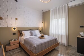 Ein modernes Schlafzimmer mit einem hölzernen Bett, Nachttischen, einer Wandleuchte und einem großen Fenster mit Vorhängen.
