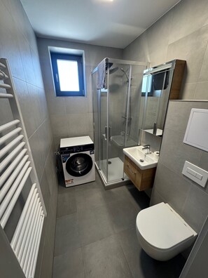 Studio Suite tiện nghi đơn giản, quang cảnh thành phố | Phòng tắm | Buồng tắm vòi sen, máy sấy tóc, xà phòng, dầu gội 