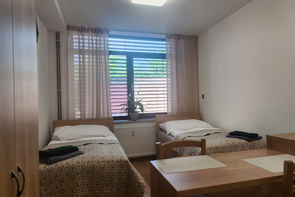 Suite studio classique, vue sur la ville | Bureau, espace de travail pour ordinateurs portables