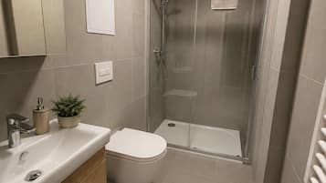 Suite estudio estándar | Baño | Regadera, secadora de cabello, jabón, shampoo