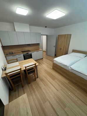 Studio Suite tiện nghi đơn giản, quang cảnh thành phố | Bàn, khu vực làm việc phù hợp cho laptop 