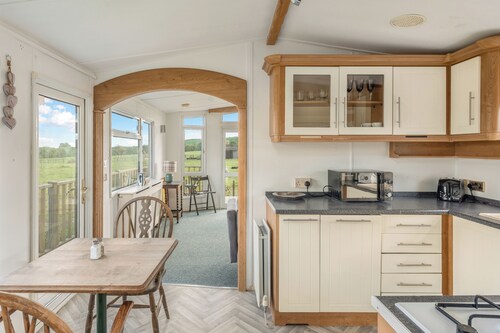 The Burrow - Cosy 2-Bed Caravan on Working Farm
