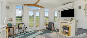 The Burrow - Cosy 2-Bed Caravan on Working Farm