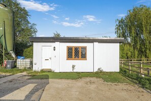 Exterior - The Den Cozy 1-Bedroom Cabin (Charndon)