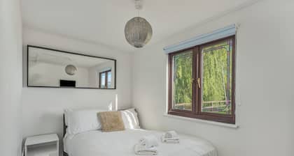 The Den Cozy 1-Bedroom Cabin