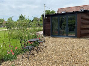Outdoor dining - The Cranny - Cosy Private 1-Bedroom Cottage (Charndon)
