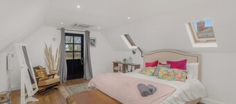 Rosie's Retreat - Charming Farmhouse Stay