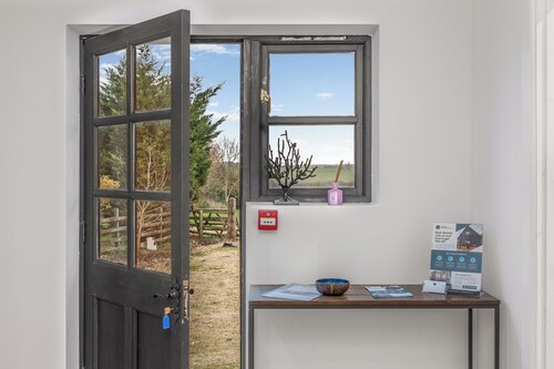 Rosie's Retreat - Charming Farmhouse Stay