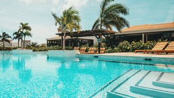 2 outdoor pools