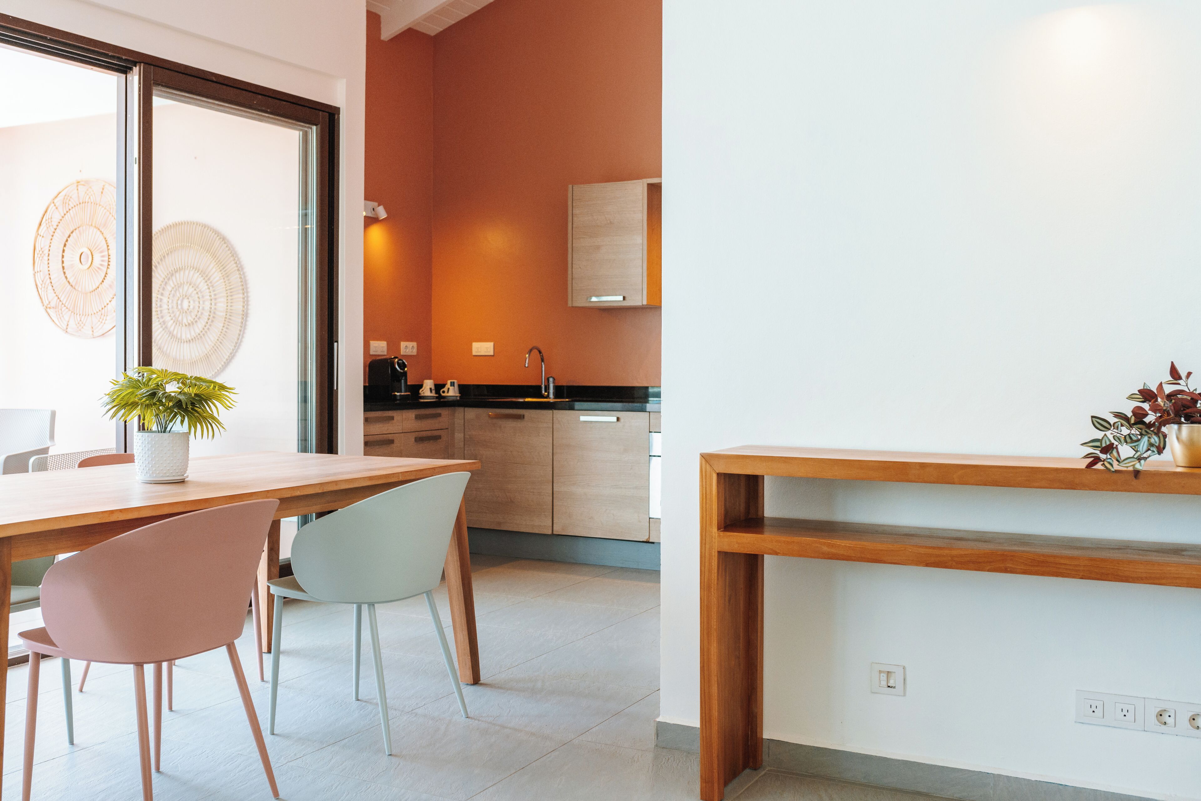 Una cocina moderna con encimera de madera, un fregadero y una planta en maceta.