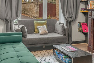 Fox Haven - Charming Three-Story Cottage in Bicester