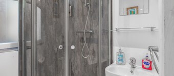 Apartment 1: Badger Haven - Cozy Stay near Town Centre