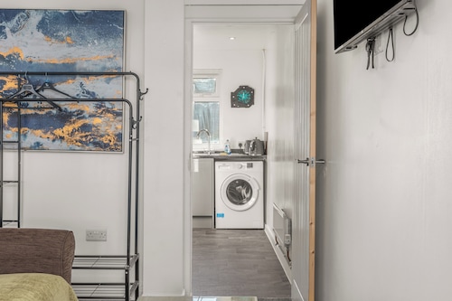 Apartment 1: Badger Haven - Cozy Stay near Town Centre