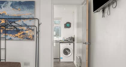 Apartment 1: Badger Haven - Cozy Stay near Town Centre
