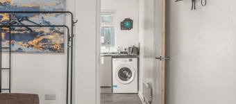 Apartment 1: Badger Haven - Cozy Stay near Town Centre