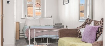 Apartment 1: Badger Haven - Cozy Stay near Town Centre