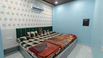 Comfort Quadruple Room, City View