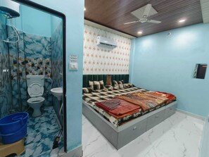 Comfort-Vierbettzimmer, Stadtblick | Schallisolierte Zimmer, Bügeleisen/Bügelbrett, kostenloses WLAN